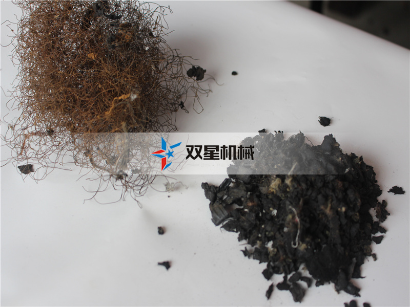 <a href='http://www.lingzhuan99.cn/3/23.html' target='_blank'><span>輪胎撕碎機(jī)</span></a>撕碎物料現(xiàn)場(chǎng)實(shí)拍