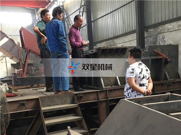 <a href='http://www.lingzhuan99.cn/1/19.html' target='_blank'><span>雙軸撕碎機</span></a>設(shè)備客戶參觀現(xiàn)場