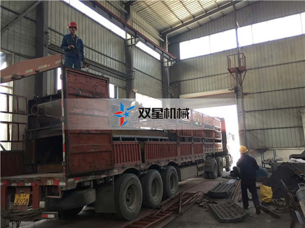<a href='http://www.lingzhuan99.cn/1/100.html' target='_blank'><span>廢鐵撕碎機(jī)</span></a>設(shè)備1200型發(fā)貨現(xiàn)場