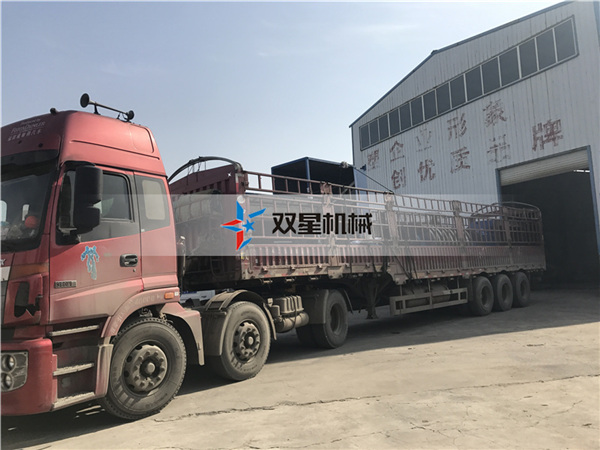 <a href='http://www.lingzhuan99.cn/1/19.html' target='_blank'><span>雙軸撕碎機(jī)</span></a>設(shè)備發(fā)貨現(xiàn)場(chǎng)