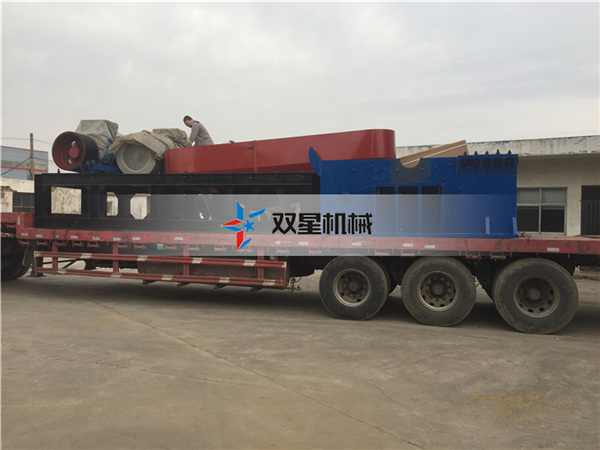 <a href='http://www.lingzhuan99.cn' target='_blank'><span>金屬撕碎機(jī)</span></a>廠家1600型設(shè)備發(fā)貨現(xiàn)場