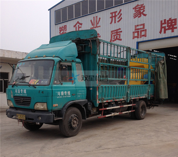 <a href='http://www.lingzhuan99.cn/1/101.html' target='_blank'><span>易拉罐撕碎機</span></a>設(shè)備發(fā)貨現(xiàn)場