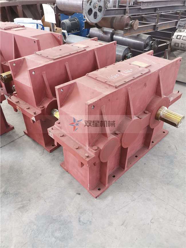 <a href='http://www.lingzhuan99.cn/1/19.html' target='_blank'><span>雙軸撕碎機(jī)</span></a><a href='http://www.lingzhuan99.cn/case/617.html' target='_blank'><span>減速機(jī)</span></a>實(shí)拍