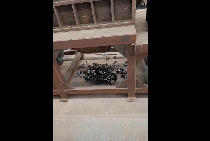 金屬撕碎機(jī)廠家撕碎處理油桶油漆桶鐵皮料現(xiàn)場(chǎng)視頻