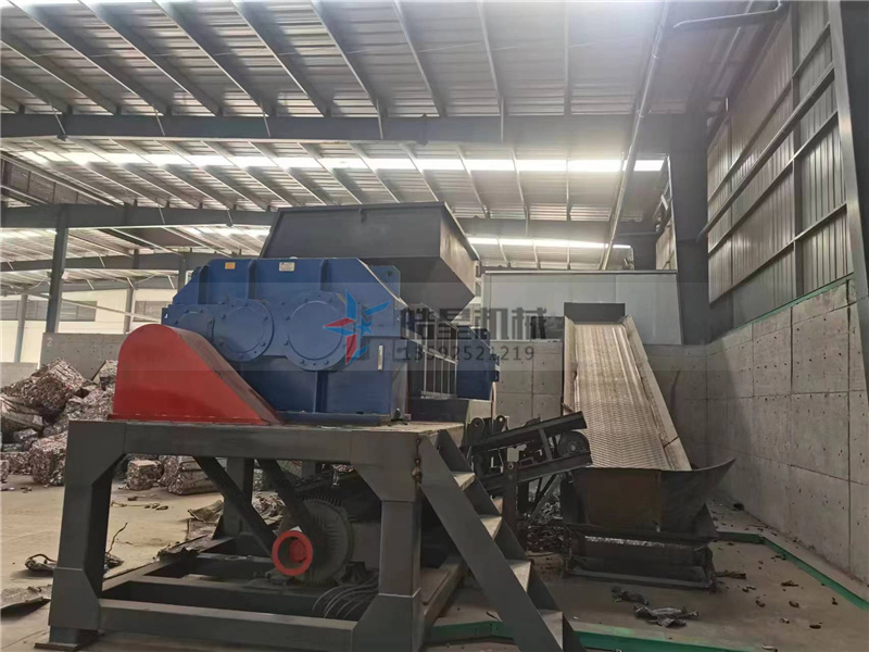 廢鋁型材撕碎機<a href='http://www.lingzhuan99.cn/1/19.html' target='_blank'><span>雙軸撕碎機</span></a>設備生產(chǎn)現(xiàn)場實拍